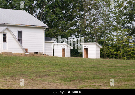 L'école amish et les toilettes à l'extérieur de l'Ohio Banque D'Images