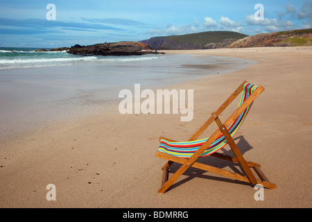 Chaise longue sur la plage vide Sandwood Bay, côte nord-ouest de Sutherland, dans les montagnes de l'Ecosse, Royaume-Uni Banque D'Images