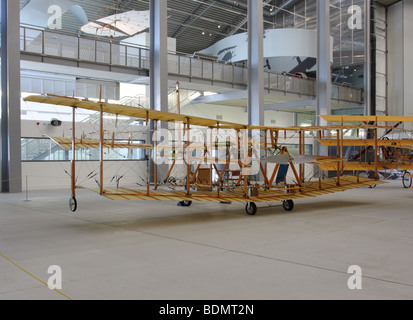 L'aspect arrière de répliques d'avions du début du xxe siècle, situé dans l'espace aérien au hangar à Duxford iwm,cambridgeshire, Angleterre. Banque D'Images