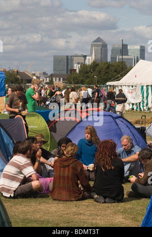 Climate activistes, Camp for Climate action UK 2000s 2009 Blackheath Common South London. Canary Wharf docklands en arrière-plan. Des gens qui traînent. Banque D'Images