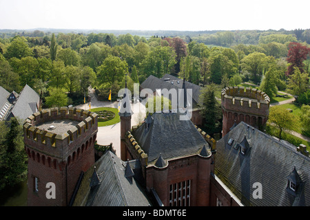 Frühling im Schloßpark, Moyland, Blick vom wiedererrichteten Nordturm auf das Schloß und die Landschaft Banque D'Images