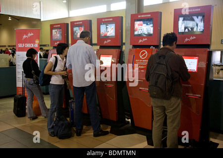 AIrAsia l'enregistrement automatique auto-vérification dans les machines KLIA Banque D'Images