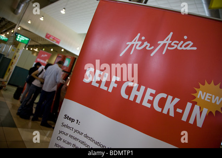 AIr Asia l'enregistrement automatique auto-vérification dans les machines KLIA Banque D'Images