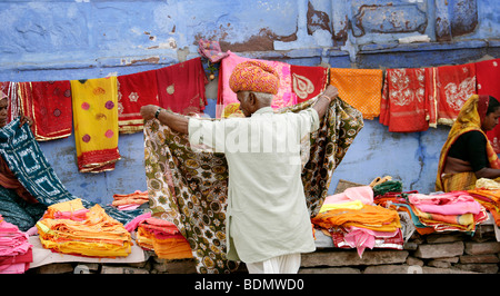 Stand du marché d'un marchand de tissu à Jodhpur, Rajasthan, Inde, Asie Banque D'Images