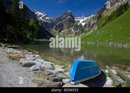 Barque bleue sur le bord de la lac alpin Seealpsee, Appenzell Suisse Banque D'Images