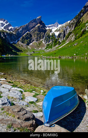 Barque bleue sur le bord de la lac alpin Seealpsee, Appenzell Suisse Banque D'Images