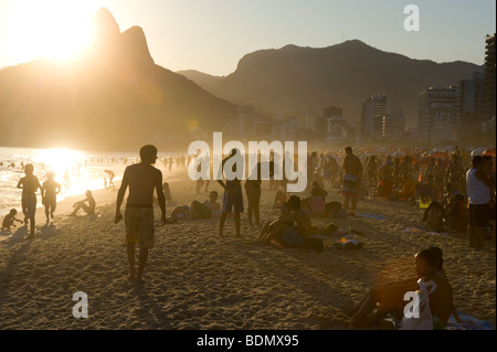 Une vue du coucher de soleil du Deux montagnes appelées Dois Irmãos l à l'extrémité ouest de la plage d'Ipanema à Rio de Janeiro, Brésil. Banque D'Images