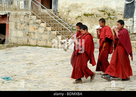 Monks démarrage d'une procession avec coquille de conque corne cornes dans le temple et monastère de Tsungsteling dans Shangri La, Shangrila, Zhon Banque D'Images