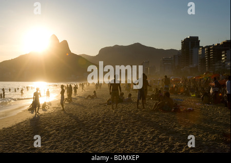 Une vue du coucher de soleil du Deux montagnes appelées Dois Irmãos l à l'extrémité ouest de la plage d'Ipanema à Rio de Janeiro, Brésil. Banque D'Images