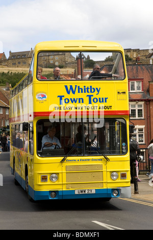 Les touristes profiter d'un tour guidé en autobus dans la ville de Whitby du Yorkshire du Nord, Angleterre. Banque D'Images