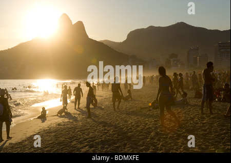 Une vue du coucher de soleil du Deux montagnes appelées Dois Irmãos l à l'extrémité ouest de la plage d'Ipanema à Rio de Janeiro, Brésil. Banque D'Images
