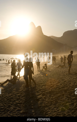 Une vue du coucher de soleil du Deux montagnes appelées Dois Irmãos l à l'extrémité ouest de la plage d'Ipanema à Rio de Janeiro, Brésil. Banque D'Images