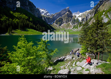 Man se reposer sur les rives de la Seealpsee Appenzell suisse Banque D'Images