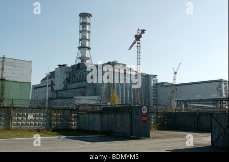 Bâtiment du réacteur de Tchernobyl qui contient le Banque D'Images