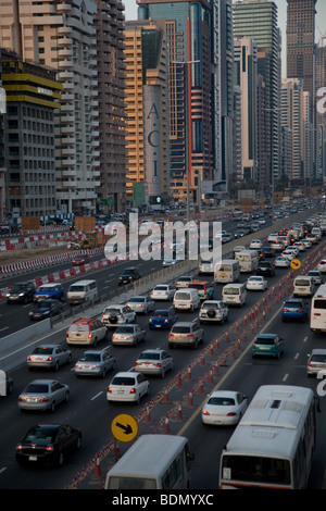 Le trafic des voitures traînées rue animée d'autoroute autoroute Banque D'Images