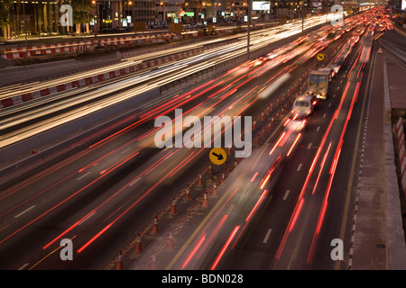 Le trafic des voitures traînées rue animée d'autoroute autoroute Banque D'Images