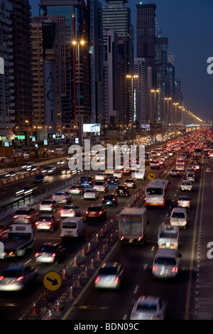 Le trafic des voitures traînées rue animée d'autoroute autoroute Banque D'Images