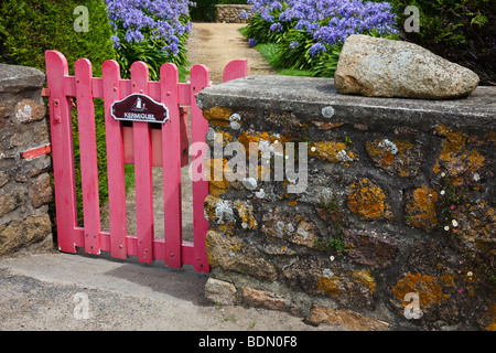 Cottage rose gate sur l'Ile de Bréhat, Bretagne, France Banque D'Images