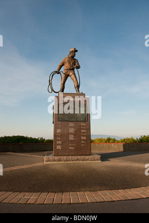 Une statue commémorative à l'intention des pêcheurs perdus en mer, situé dans Zuanich Point Park avec la légende "Retour" en bronze à l'avant Banque D'Images