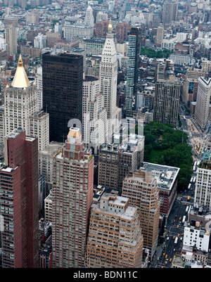 Vue depuis l'Empire State Building à Manhattan au nord-est, au Madison Square Park, avec l'immeuble et cloc Banque D'Images