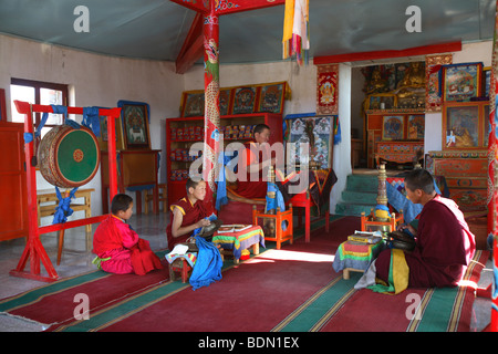Cérémonie bouddhiste lecture Ongy, Monastère, Mongolie Banque D'Images