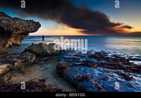 Un homme la pêche sur la côte au point Peron, Perth, Australie occidentale Banque D'Images