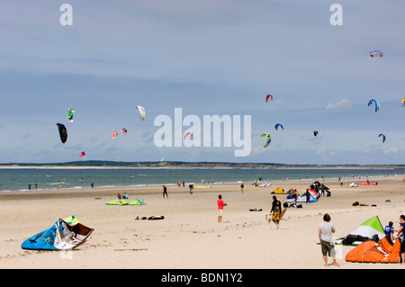 Kite surfeurs sur la plage de Neeltje Jans, Zélande, Pays-Bas. Banque D'Images