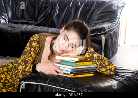 Fille de dormir sur une pile de livres Banque D'Images