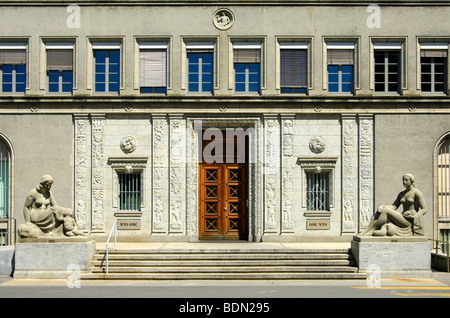 Deux sculptures de Luc Jaggi, symbolisant la paix sur le droit et la justice sur la gauche, en face de l'entrée principale de th Banque D'Images