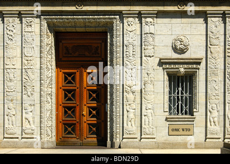 Porte avec bas-relief de décoration à l'entrée principale du Centre William Rappard, siège de l'Organisation mondiale du commerce Organizatio Banque D'Images