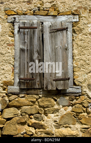 Volets bois dans maison en pierre Banque D'Images