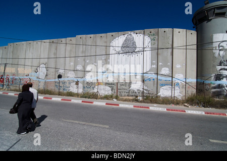 Le mur de séparation israélien s'avance vers la Cisjordanie palestinienne ville de Bethléem. Banque D'Images