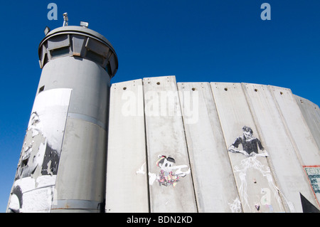 Le mur de séparation israélien s'avance vers la Cisjordanie palestinienne ville de Bethléem. Banque D'Images