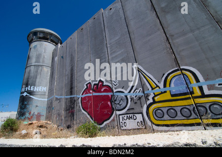 Le mur de séparation israélien s'avance vers la Cisjordanie palestinienne ville de Bethléem. Banque D'Images