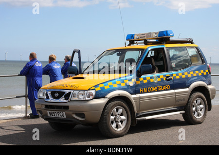 HM Coastguard et véhicules d'intervention d'urgence sur une plage de Lincolnshire. Banque D'Images