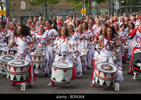 Notting Hill Carnival 2009 - Groupe Batala Drummers de femelle Banque D'Images