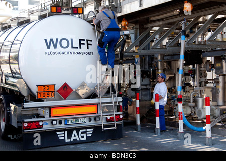Camion-citerne au dépôt de carburant de l'entreprise pharmaceutique Boehringer Ingelheim GmbH, Ingelheim, Rhénanie-Palatinat, Allemagne, Banque D'Images