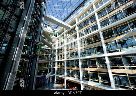 L'intérieur, hall, l'atrium, siège de l'entreprise pharmaceutique Boehringer Ingelheim GmbH, Ingelheim, Rhénanie-Palatinat, Banque D'Images
