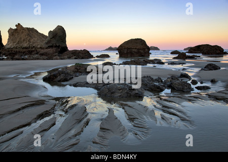 Marée basse à Bandon beach avec pleine lune ensemble. Oregon Banque D'Images