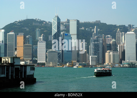 Star Ferry de Kowloon au départ en face de la skyline de Hong Kong, du quartier financier, à Hong Kong, Chine, Asie Banque D'Images