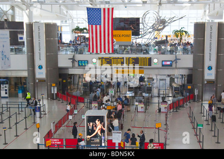 Contrôle de sécurité à l'intérieur de l'Aéroport International JFK à New York Banque D'Images