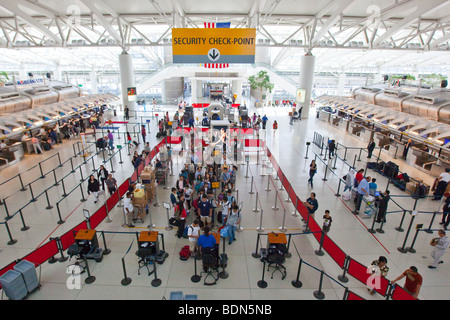 Contrôle de sécurité à l'intérieur de l'Aéroport International JFK à New York Banque D'Images