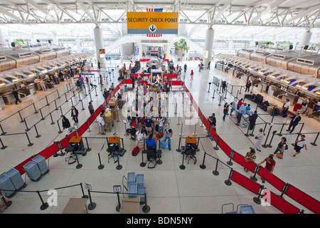 Contrôle de sécurité à l'intérieur de l'Aéroport International JFK à New York Banque D'Images