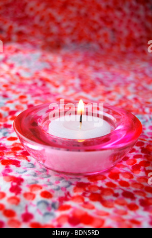 Plateau rose bougie dans verre rose Tea Light Holder Banque D'Images