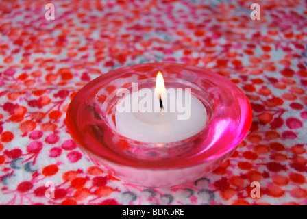 Plateau rose bougie dans verre rose Tea Light Holder Banque D'Images