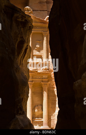 Petra's 'trésor', en fait une tombe ancienne taillée dans le roc, comme vu par le siq, un étroit canyon du désert. Banque D'Images