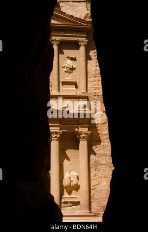 Petra's 'trésor', en fait une tombe ancienne taillée dans le roc, comme vu par le siq, un étroit canyon du désert. Banque D'Images