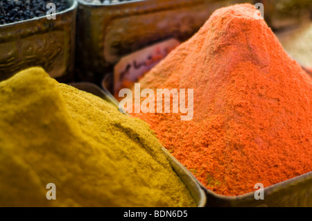 Épices colorées, les herbes et les assaisonnements à l'écran dans une boutique du vendeur au souk (marché) El-Hamidiyeh à Damas. Banque D'Images
