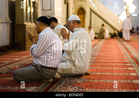 Les hommes prient dans la mosquée des Omeyyades (Grande Mosquée de Damas). Banque D'Images