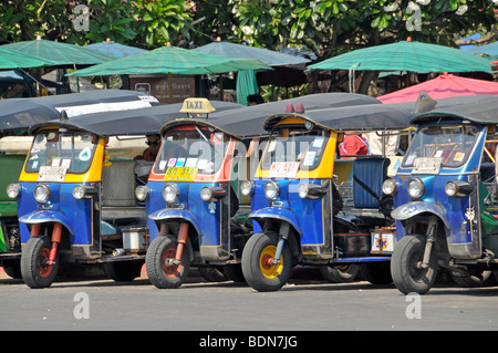 Tuk Tuks, le trafic à Bangkok, Thailande, Asie Banque D'Images